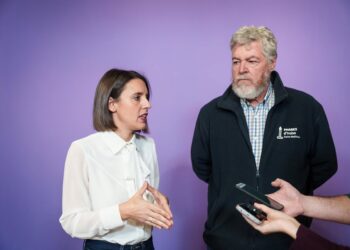 La secretaria política de Podemos, Irene Montero, y el coordinador federal de Alianza Verde, Juantxo López de Uralde, atienden a los medios antes de un acto de Podemos, a 7 de noviembre de 2025, en Madrid (España).Matias Chiofalo - Europa Press