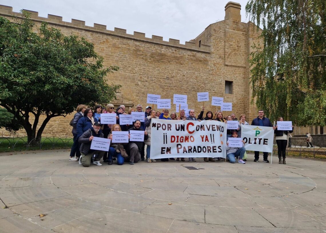 Trabajadores del parador de Olite se concentran por la negociación de un convenio "justo".CSIF