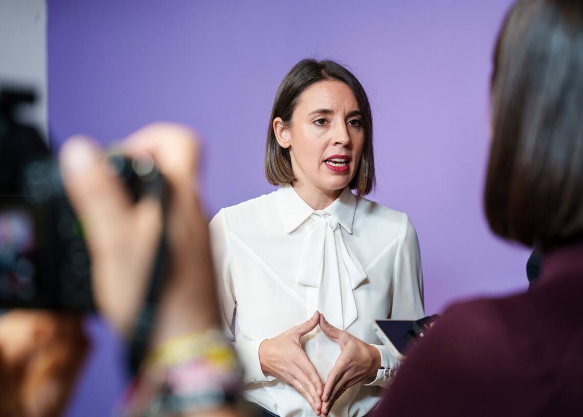 La secretaria política de Podemos, Irene Montero, atiende a los medios antes de un acto de Podemos, a 7 de noviembre de 2025, en Madrid (España). Los dirigentes de Podemos han participado en un acto llamado ‘Nacionalizar Repsol’.Matias Chiofalo - Europa Press