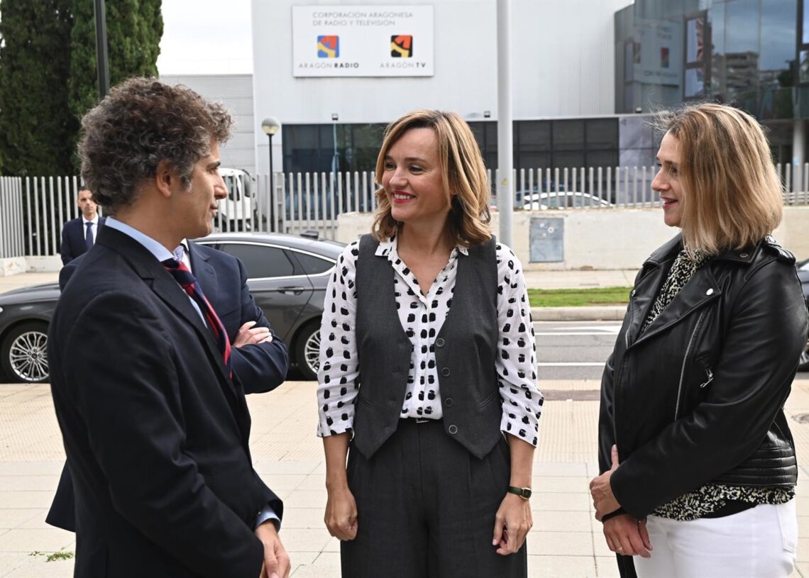 La ministra de Educación, Formación Profesional y Deportes, Pilar Alegría (C), a su llegada a la entrega de los Premios Josep Mestre, a 7 de noviembre de 2025, en Zaragoza, Aragón (España). Ramón Comet - Europa Press