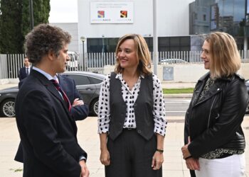 La ministra de Educación, Formación Profesional y Deportes, Pilar Alegría (C), a su llegada a la entrega de los Premios Josep Mestre, a 7 de noviembre de 2025, en Zaragoza, Aragón (España). Ramón Comet - Europa Press