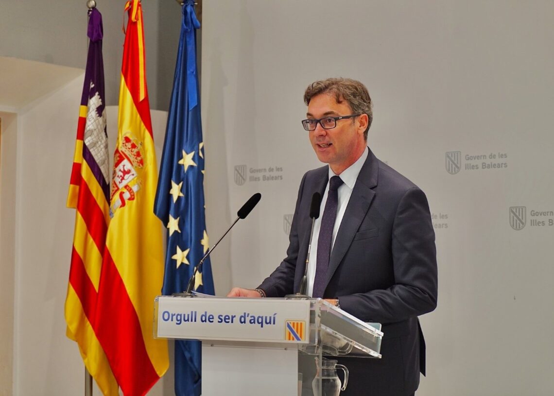 Archivo - El portavoz del Govern, Antoni Costa, en la rueda de prensa posterior al Consell de Govern.CAIB - Archivo