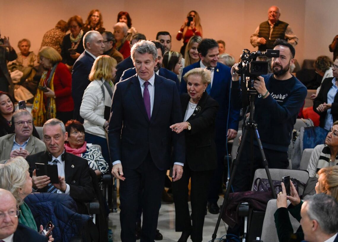 El presidente del PP, Alberto Núñez Feijóo, y la vicepresidenta, Carmen Quintanilla, durante la clausura del Congreso de la Unión Europea de Mayores (ESU), a 7 de noviembre de 2025, en Ciudad Real, Castilla-La Mancha (España). El presidente del Partido PoEusebio García del Castillo - Europa Press