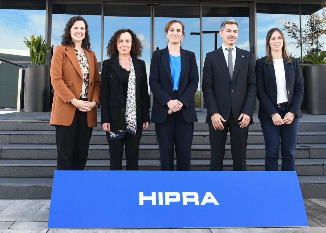 La ministra de Sanidad, Mónica García, en el centro de la foto de familia de la visita al Campus Hipra en Aiguaviva (Girona) este viernesGLÒRIA SÁNCHEZ - EUROPA PRESS