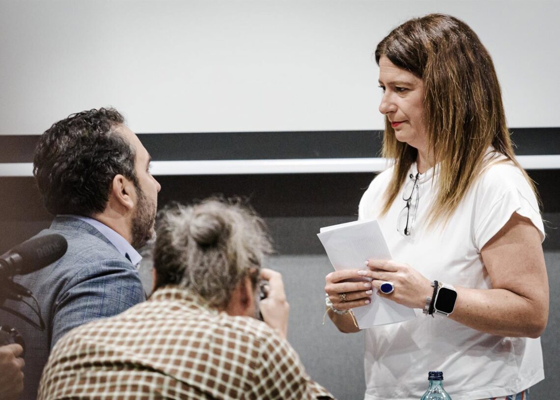 Archivo - El empresario Víctor de Aldama y la exmilitante socialista Leire Díez, durante una rueda de prensa.Carlos Luján - Europa Press - Archivo