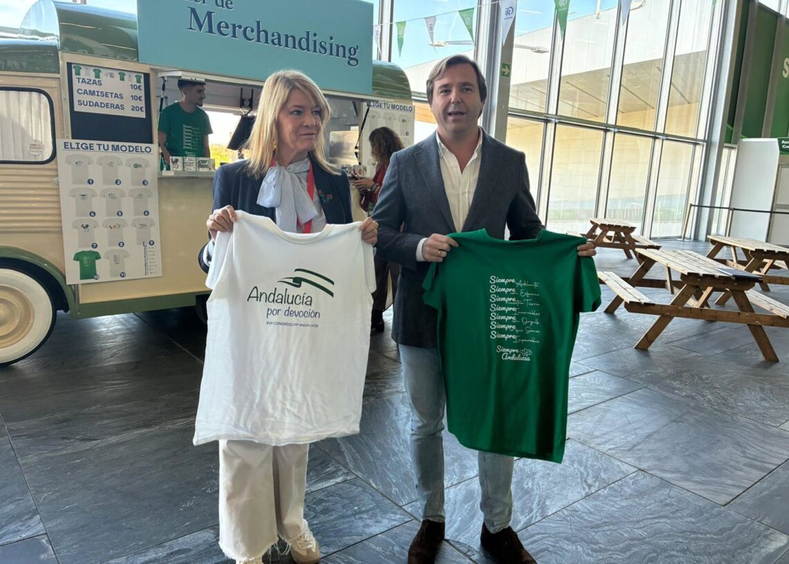 Pilar Miranda y Antonio Repullo, este viernes en las instalaciones del 17 Congreso del PP andaluz, que se desarrollará hasta el domingo en el Palacio de Exposiciones y Congresos de Sevilla (Fibes)EUROPA PRESS