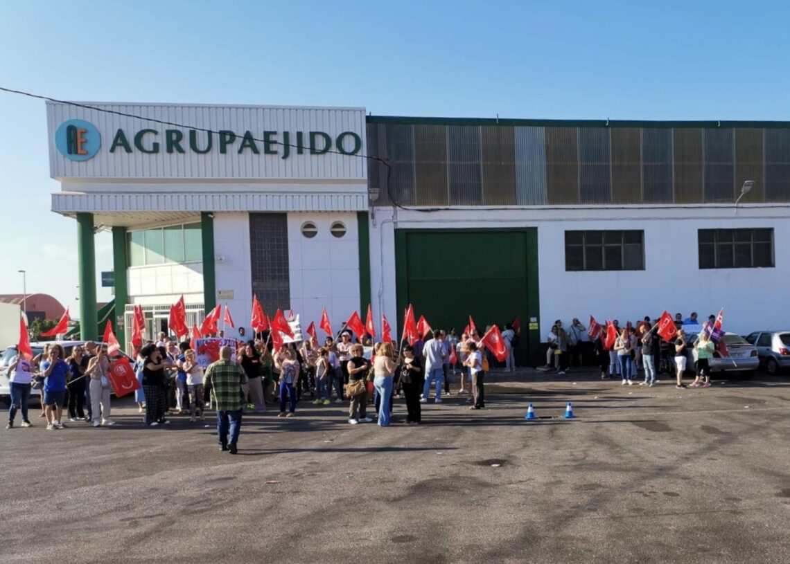Archivo - Protestas de trabajadores en la sede de Agrupaejido, en El Ejido (Almería), el 1 de octubre.EUROPA PRESS - Archivo
