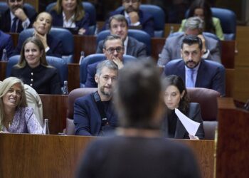 La presidenta de la Comunidad de Madrid, Isabel Díaz Ayuso, y el consejero de la Presidencia de la Comunidad de Madrid, Miguel Ángel García, durante una intervención de Manuela Bergerot, en un pleno en la Asamblea de Madrid.Jesús Hellín - Europa Press