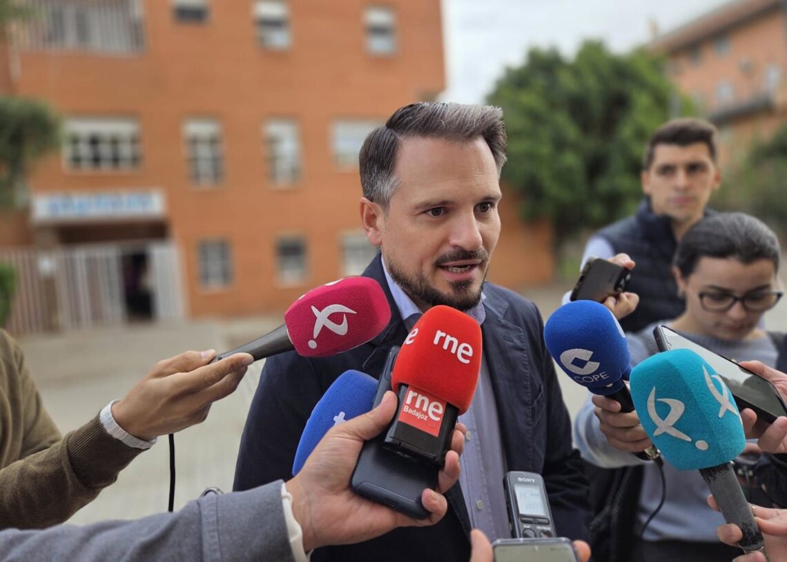 El secretario general del PP de Extremadura, Abel Bautista, atiende a los medios tras visitar la Asociación de Padres de Personas con Autismo Badajoz.EUROPA PRESS