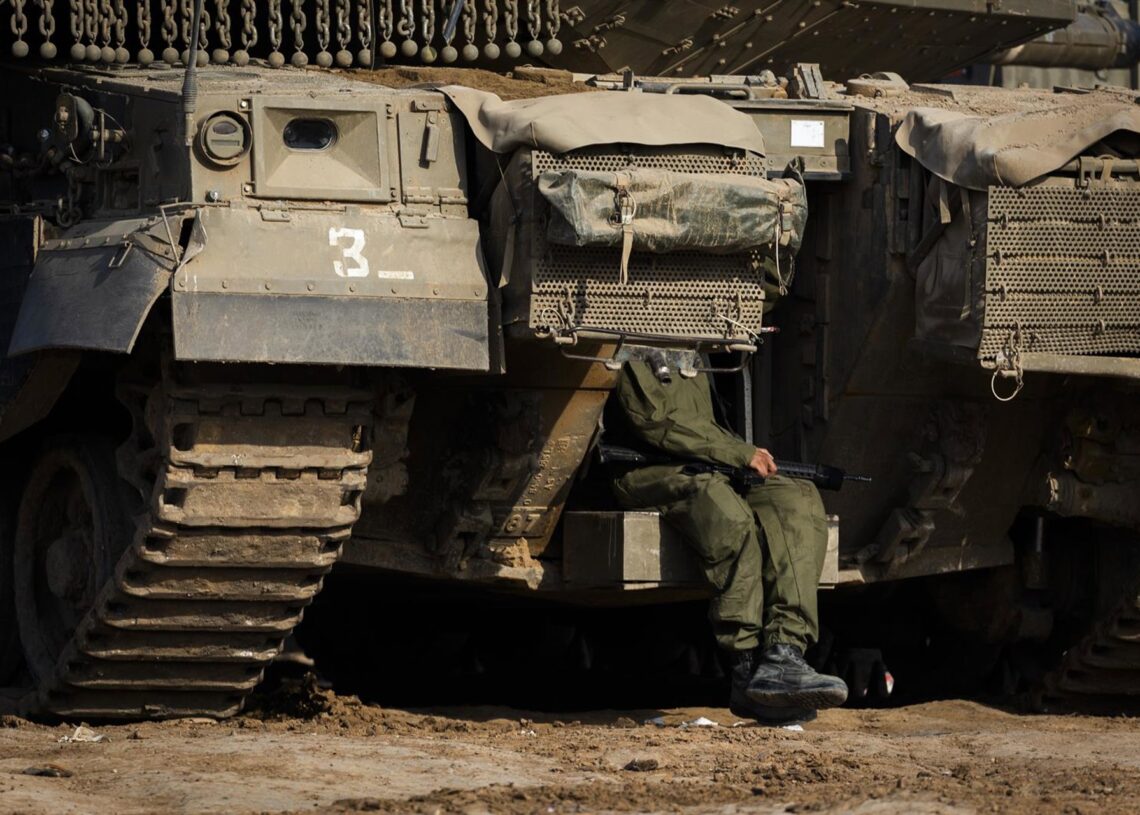 Archivo - Un soldado del Ejército de Israel en un carro de combate cerca de la Franja de Gaza (archivo)Ilia Yefimovich/dpa - Archivo