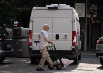 Archivo - Un repartidor con una carretilla.David Zorrakino - Europa Press - Archivo