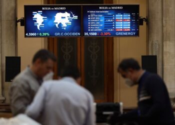 Archivo - Dos paneles con valores del Ibex 35, en el Palacio de la Bolsa, a 4 de febrero de 2022, en Madrid (España). Eduardo Parra - Europa Press - Archivo