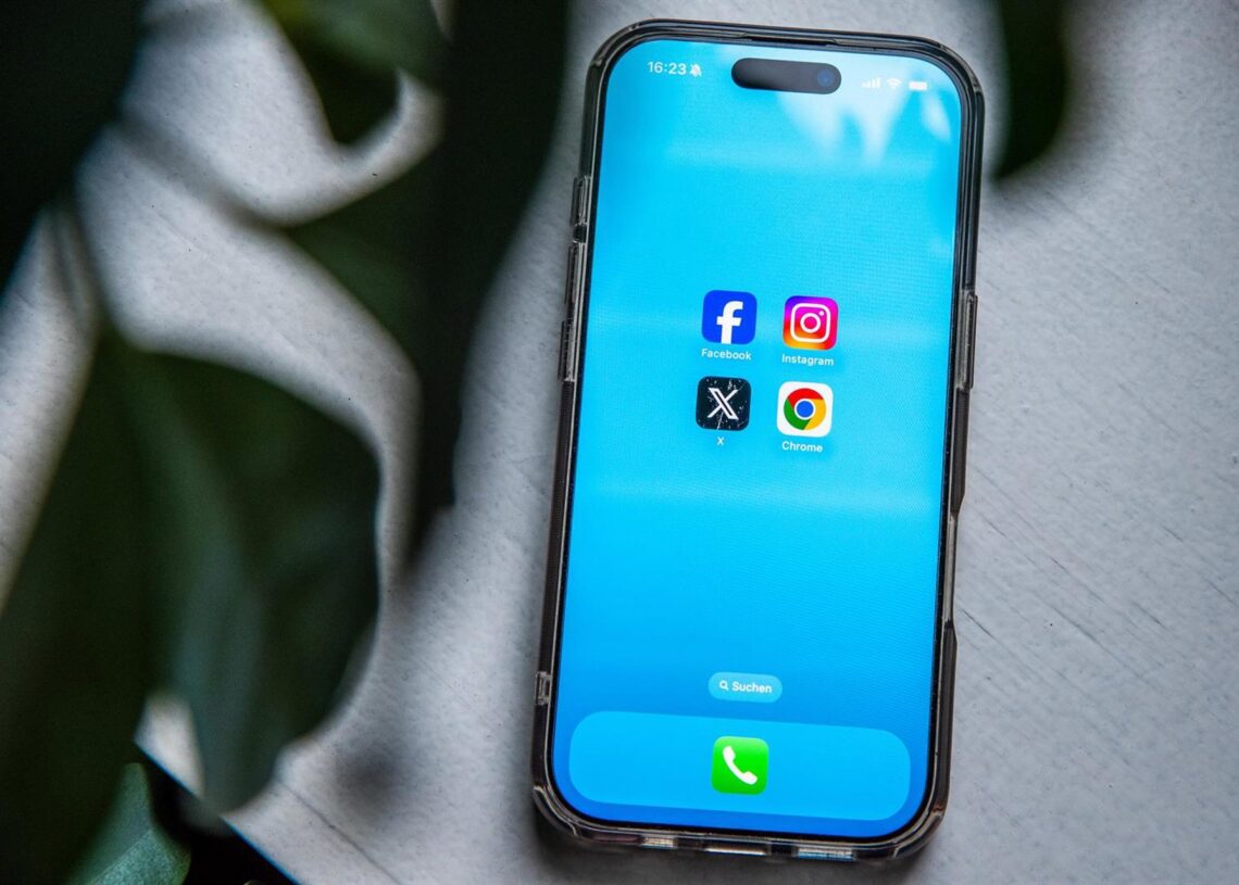 Archivo - Logos de varias redes sociales en la pantalla de un teléfono móvilAlicia Windzio/dpa - Archivo