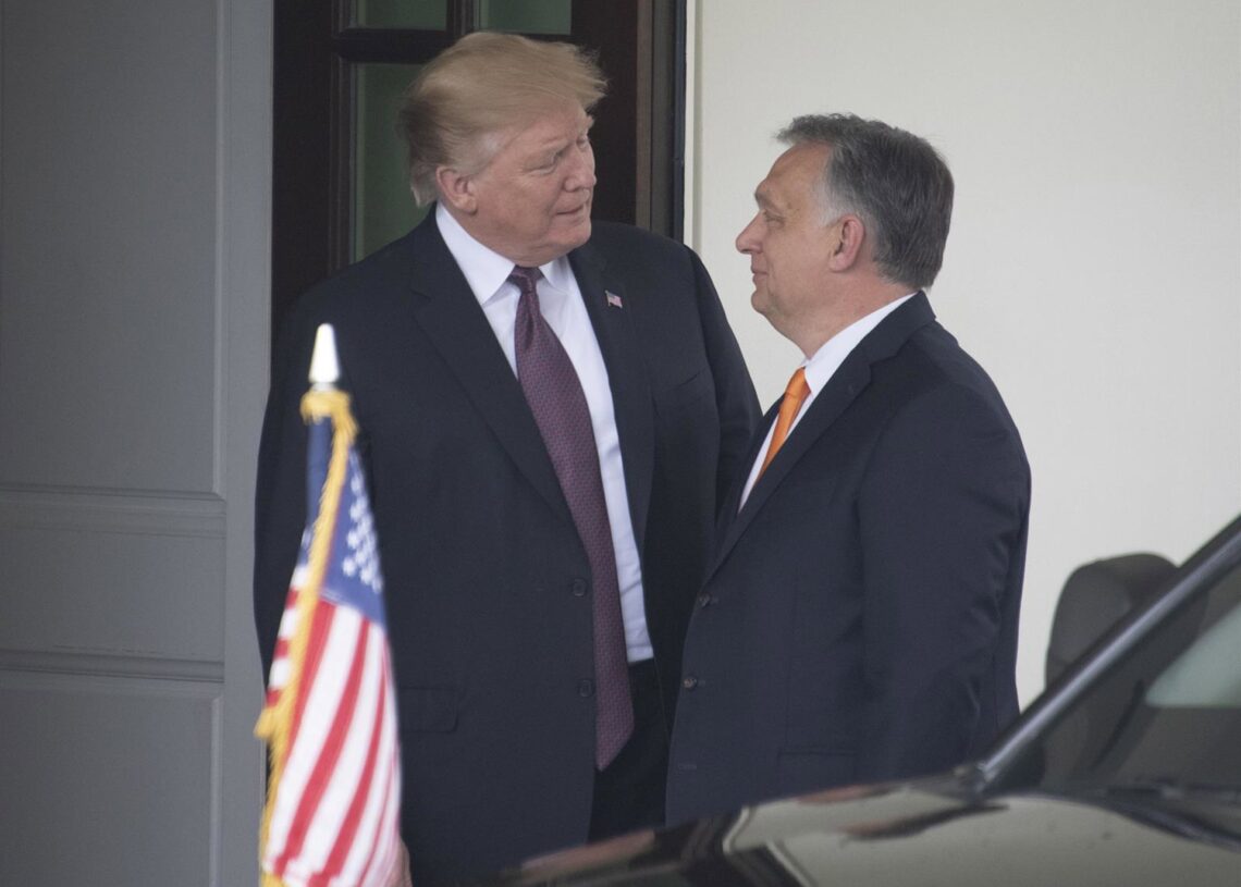 Archivo - Donald Trump saluda a Viktor Orbán antes de una reunión en la Casa Blanca en 2019 (imagen de archivo) Europa Press/Contacto/Ron Sachs - Archivo