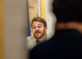 El diputado de Sumar, Alberto Ibañez, ofrece declaraciones a la prensa, durante una sesión plenaria en el Congreso Ricardo Rubio - Europa Press