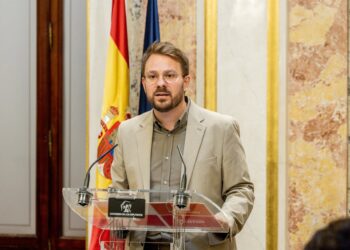 El diputado de Sumar, Alberto Ibañez, ofrece declaraciones a la prensa, durante una sesión plenaria en el Congreso de los Diputados, a 21 de octubre de 2025, en Madrid (España). Ricardo Rubio - Europa Press
