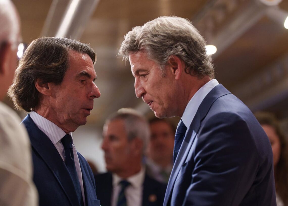 Archivo - El expresidente del Gobierno, José María Aznar, y el presidente del PP, ALberto Núñez Feijóo, durante la clausura del Campus FAES, a 19 de septiembre de 2025, en Madrid (España).Matias Chiofalo - Europa Press - Archivo