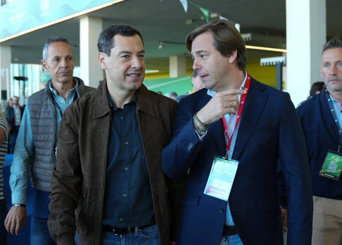El presidente de la Junta y del PP andaluz, Juanma Moreno, y el secretario general, Antonio Repullo, este sábado a su llegada al XVII Congreso Autonómico que este partido celebra en Sevilla.FRANCISCO OLMO/EUROPA PRESS