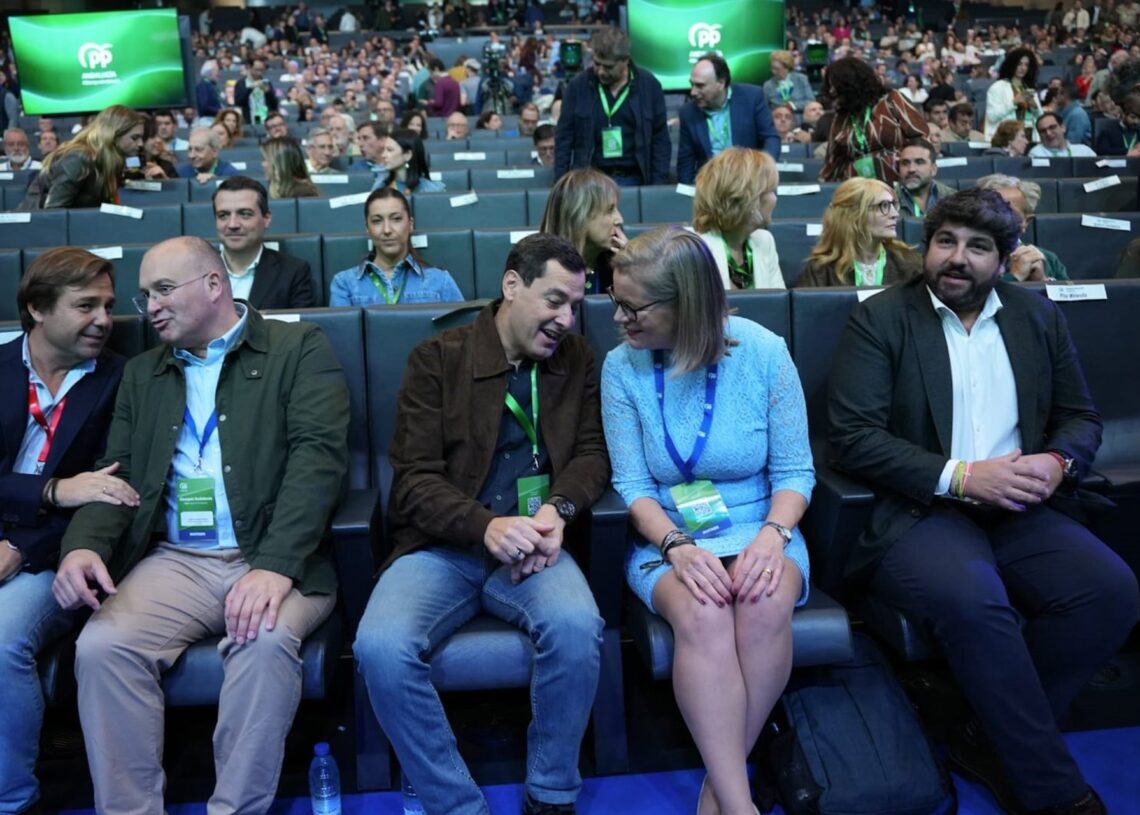 Miguel Tellado (i.), Juanma Moreno (c.) y Fernando López Miras (d.), este sábado en el 17 Congreso del PP andaluz, en SevillaFRANCISCO J.OLMO-EUROPA PRESS