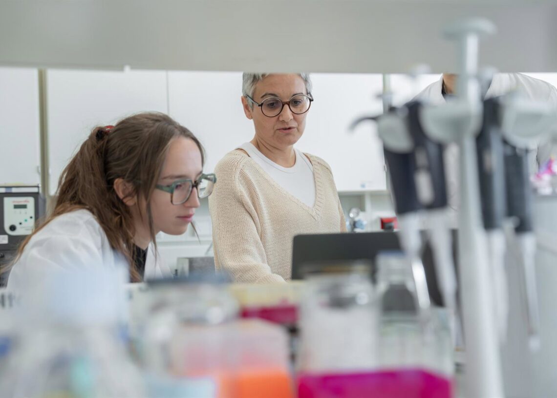 María Mayán en el laboratorio.ADRIAN IRAGO-EUROPA PRESS