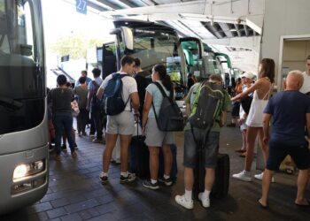 Archivo - Varias personas esperan para subirse a un autobús en la estación de autobuses de Méndez Álvaro, a 2 de agosto de 2024, en Madrid (España).Marta Fernández Jara - Europa Press - Archivo