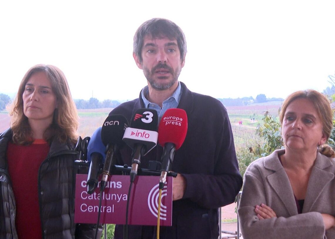 EL ministro de Cultura, Ernest Urtasun, junto a la presidenta de los Comuns en el Parlament, Jéssica Albiach, y la coordinadora de los comuns Gemma TarafaEUROPA PRESS
