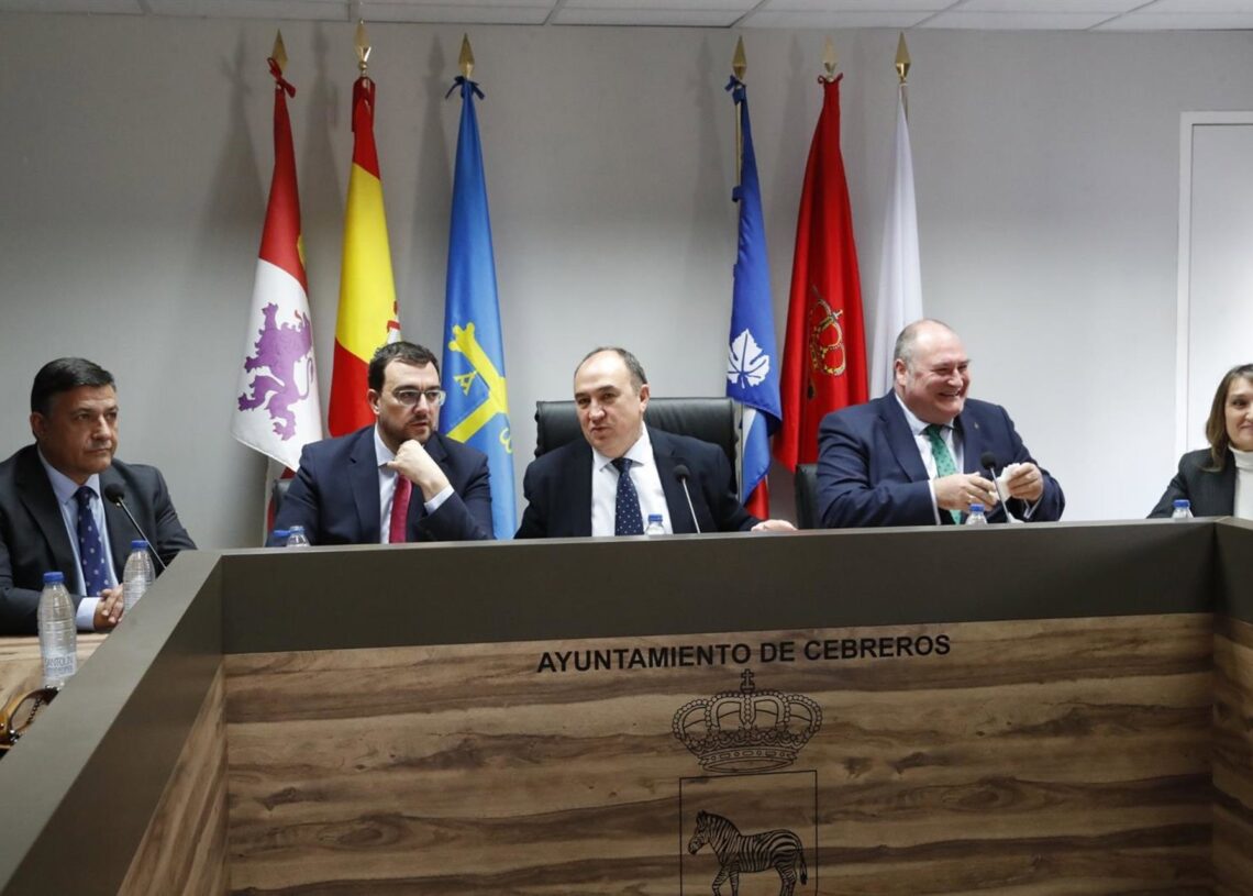 El presidente de la diputación de Ávila, Carlos García; el presidente del Principado de Asturias, Adrián Barbón; el alcalde de Cebreros, Pedro Muñoz; el alcalde de Vegadeo, César Álvarez; y la consejera de Educación de CyL, María Rocío de LucasGOBIERNO DE ASTURIAS