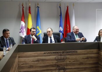 El presidente de la diputación de Ávila, Carlos García; el presidente del Principado de Asturias, Adrián Barbón; el alcalde de Cebreros, Pedro Muñoz; el alcalde de Vegadeo, César Álvarez; y la consejera de Educación de CyL, María Rocío de LucasGOBIERNO DE ASTURIAS