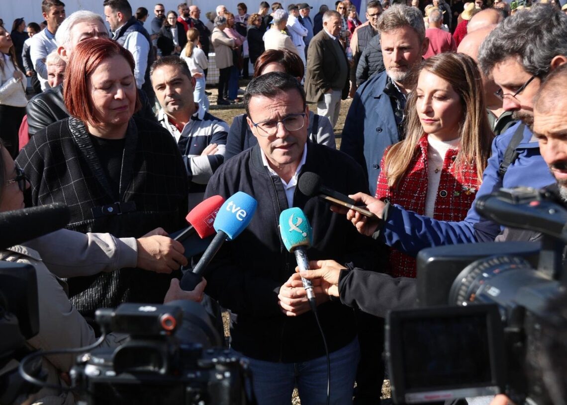 El secretario general del PSOE de Extremadura, Miguel Ángel Gallardo, atiende a los medios durante su visita a la Feria de Apicultura de las HurdesPSOE DE EXTREMADURA