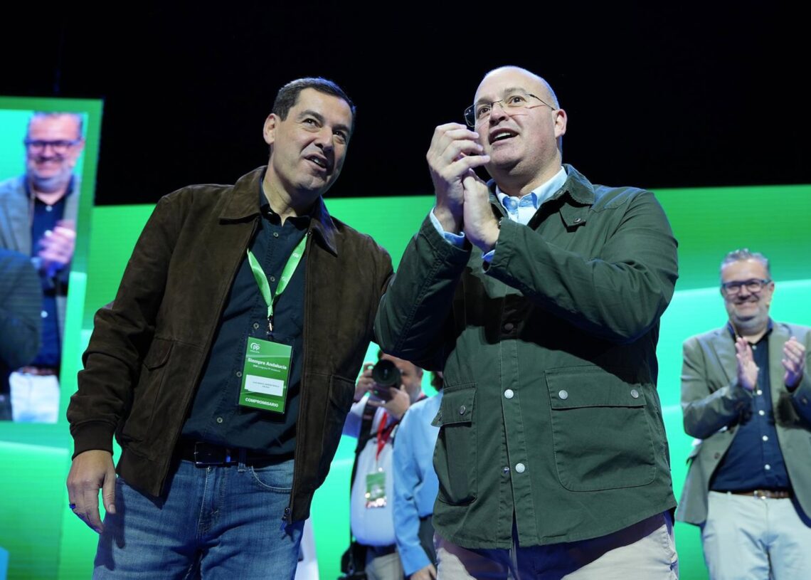 El presidente de la Junta de Andalucía, Juanma Moreno y el secretario general del PP, Miguel Tellado, durante el congreso del PP-A. A 8 de noviembre de 2025. Segunda jornada del XVII Congreso del PP-A, que incluye las intervenciones de los presidentes deFrancisco J. Olmo - Europa Press