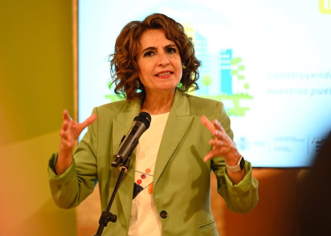 Archivo - La vicepresidenta primera del Gobierno y secretaria general del PSOE-A, María Jesús Montero, atiende a los medios en Jaén.JUAN DE DIOS ORTIZ/EUROPA PRESS - Archivo