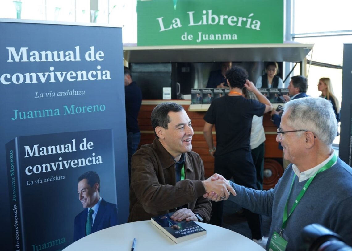 El presidente de la Junta y del PP-A, Juanma Moreno, estrecha este sábado la mano de un militante durante la firma de ejemplares de Manual de convivencia en el marco del XVII Congreso de este partido.FRANCISCO OLMO/EUROPA PRESS