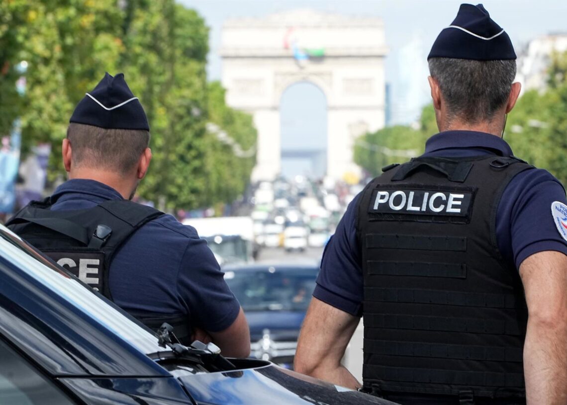 Archivo - Imagen de archivo de agentes de la Policía de Francia en los Campos Elíseos.Michael Kappeler/dpa - Archivo