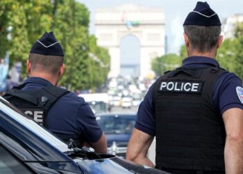 Archivo - Imagen de archivo de agentes de la Policía de Francia en los Campos Elíseos.Michael Kappeler/dpa - Archivo