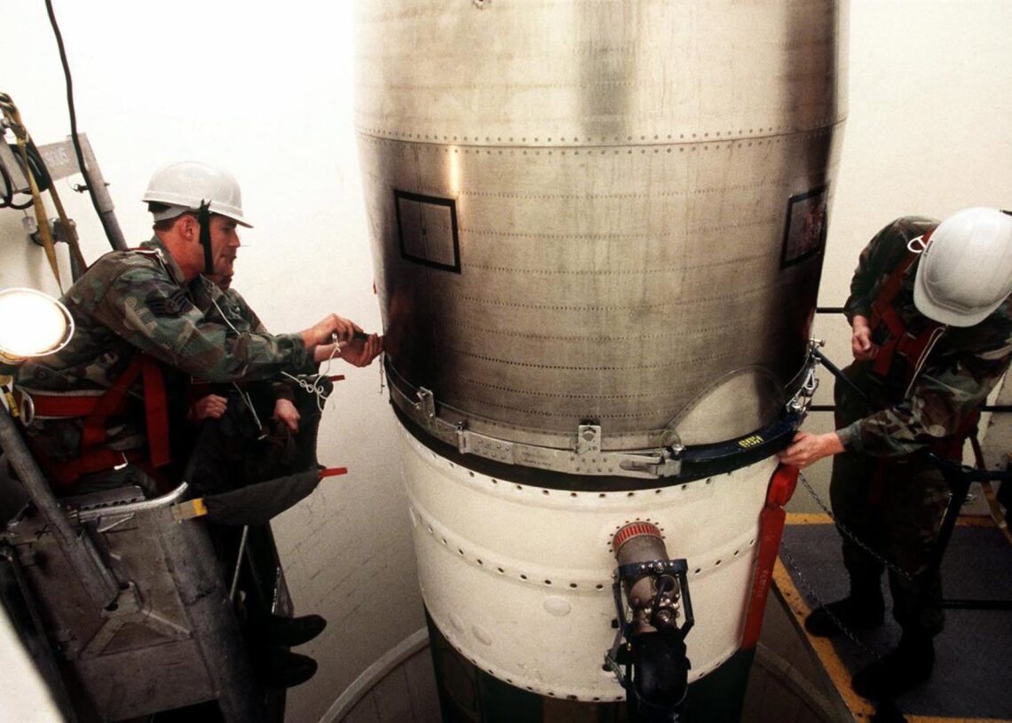 Archivo - Imagen de archivo de tareas de mantenimiento de un misil intercontinental en EEUUEuropa Press/Contacto/Ssgt. Alan R. Wycheck