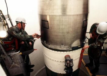 Archivo - Imagen de archivo de tareas de mantenimiento de un misil intercontinental en EEUUEuropa Press/Contacto/Ssgt. Alan R. Wycheck