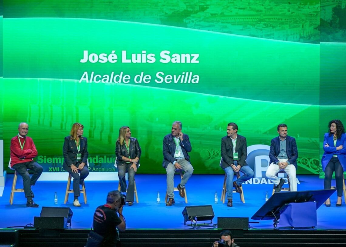 Los siete alcaldes de capitales de provincia del PP-A, estes sábado durante la mesa redonda que han protagonizado en el XVII Congreso Autonómico de este partido.FRANCISCO OLMO/EUROPA PRESS