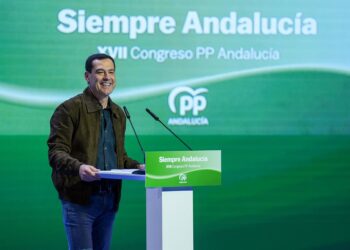 El presidente de la Junta de Andalucía, Juanma Moreno interviene durante el congreso del PP-A. A 8 de noviembre de 2025. Sevilla, Andalucía (España).  Segunda jornada del XVII Congreso del PP-A, que incluye las intervenciones de los presidentes de Murcia,Francisco J. Olmo - Europa Press