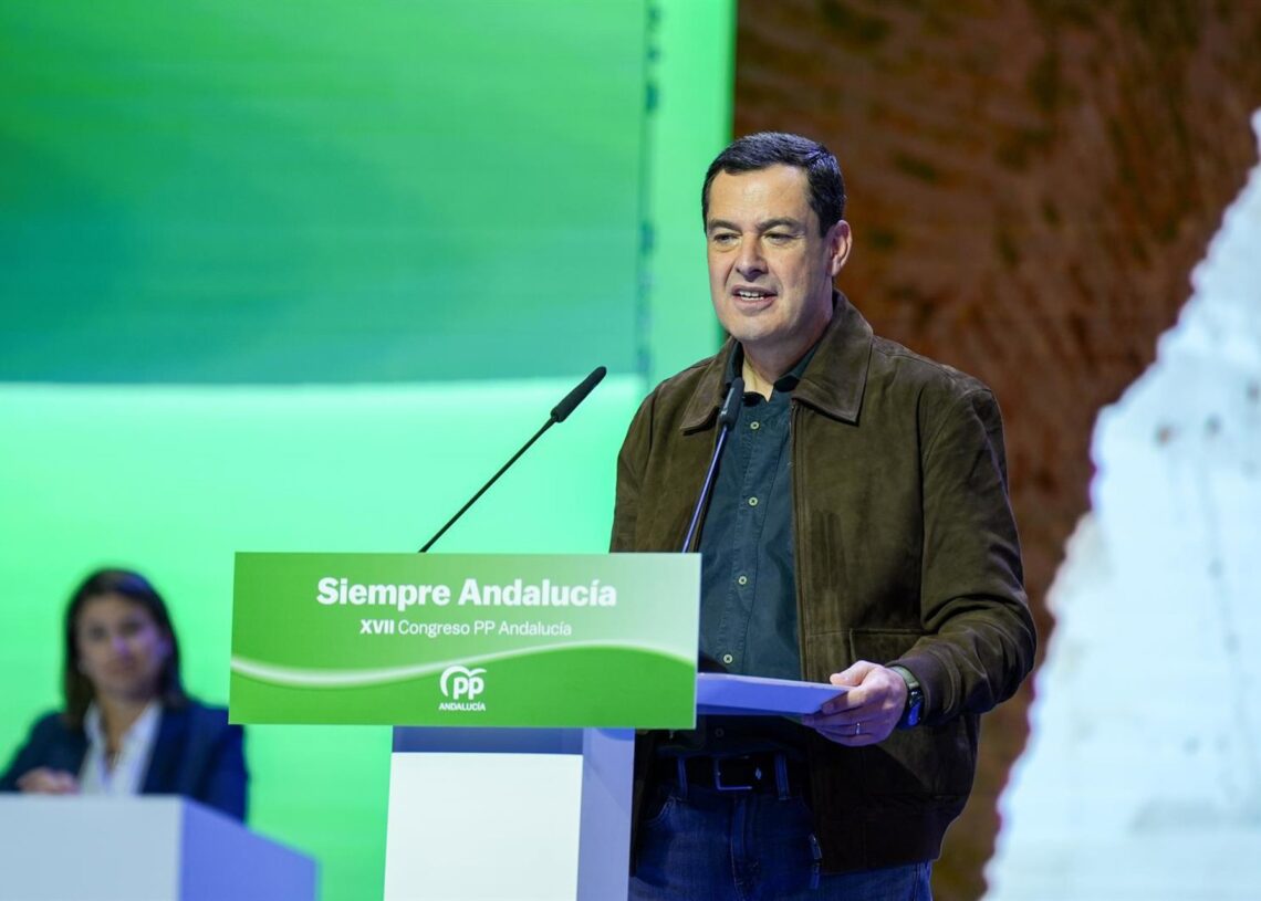 El presidente de la Junta de Andalucía, Juanma Moreno interviene durante el congreso del PP-A. A 8 de noviembre de 2025. Sevilla, Andalucía (España). Segunda jornada del XVII Congreso del PP-A, que incluye las intervenciones de los presidentes de Murcia,Francisco J. Olmo - Europa Press