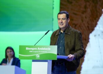 El presidente de la Junta de Andalucía, Juanma Moreno interviene durante el congreso del PP-A. A 8 de noviembre de 2025. Sevilla, Andalucía (España).  Segunda jornada del XVII Congreso del PP-A, que incluye las intervenciones de los presidentes de Murcia,Francisco J. Olmo - Europa Press