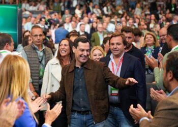 El presidente de la Junta de Andalucía, Juanma Moreno a su llegada al XVII congreso del PP-A. A 8 de noviembre de 2025. Sevilla, Andalucía (España). Francisco J. Olmo - Europa Press