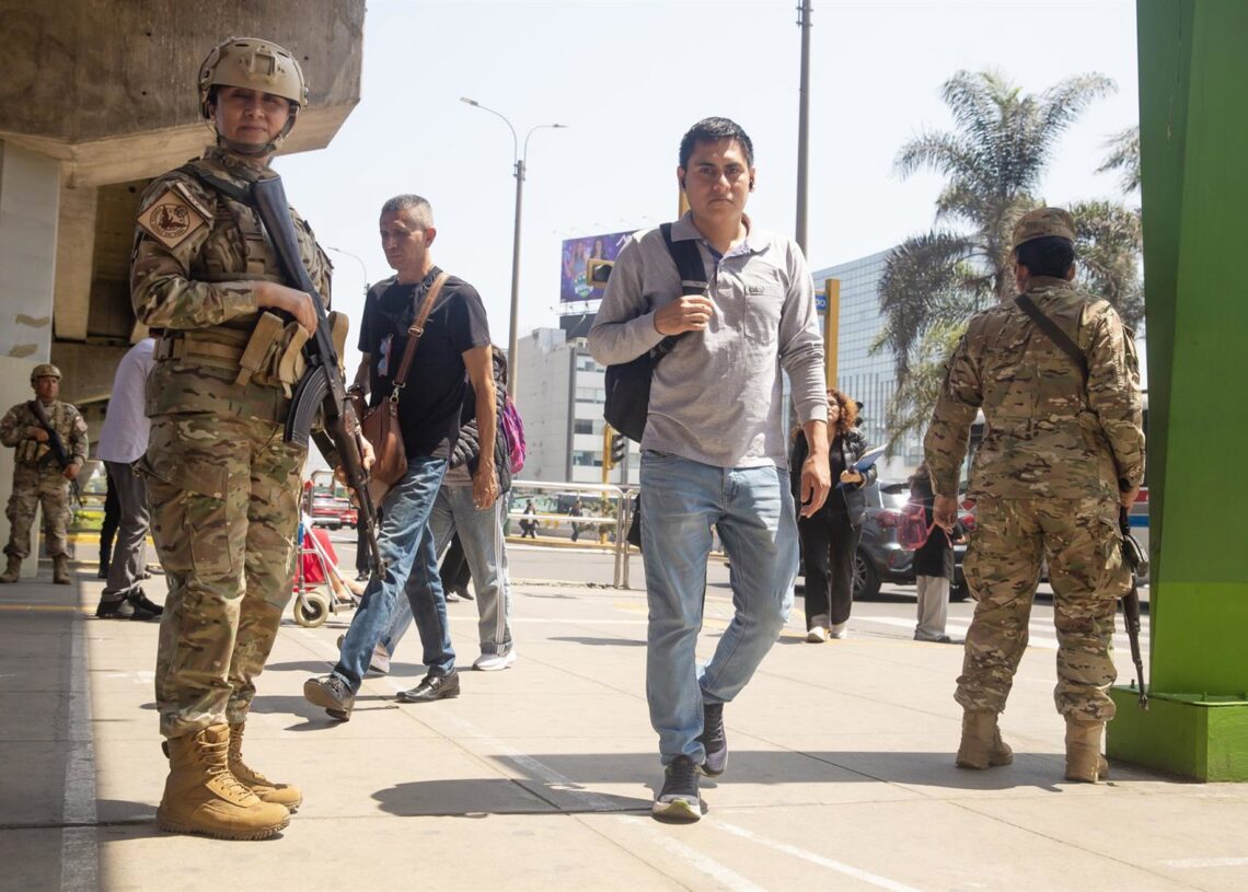 El Ejército de Perú en las calles de Lima.Europa Press/Contacto/Mariana Bazo