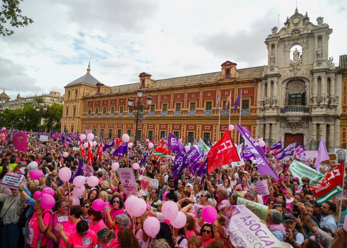 Imágenes de la concentración convocada por la asociación (Amama). A 26 de octubre de 2025 en Sevilla, Andalucía (España).Francisco J. Olmo - Europa Press