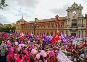 Imágenes de la concentración convocada por la asociación (Amama). A 26 de octubre de 2025 en Sevilla, Andalucía (España).Francisco J. Olmo - Europa Press