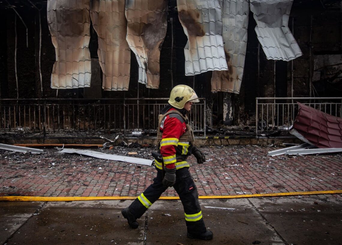 Un bombero camina por una estación de tren golpeada por un dron ruso en Sumi.Europa Press/Contacto/Francisco Richart