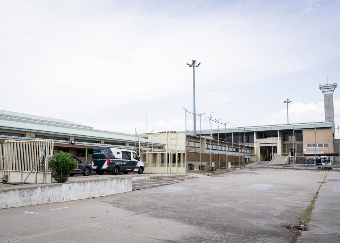 Archivo - El furgón policial en el que va el exsecretario de organización del PSOE Santos Cerdán a su llegada a la cárcel de Soto del Real después de que el Tribunal Supremo ordenara prisión preventiva y sin fianza, a 30 de junio de 2025, en Soto del RealA. Pérez Meca - Europa Press - Archivo