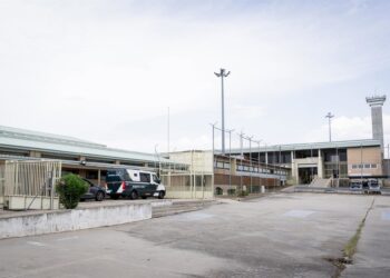 Archivo - El furgón policial en el que va el exsecretario de organización del PSOE Santos Cerdán a su llegada a la cárcel de Soto del Real después de que el Tribunal Supremo ordenara prisión preventiva y sin fianza, a 30 de junio de 2025, en Soto del RealA. Pérez Meca - Europa Press - Archivo