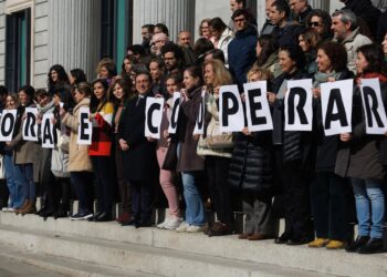 Archivo - El ministro de Asuntos Exteriores, Unión Europea y Cooperación, José Manuel Albares, con representantes de ONG y diputados tras la aprobación de la Ley de Cooperación para el Desarrollo Sostenible en febrero de 2023Eduardo Parra - Europa Press - Archivo