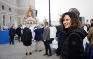 Ayuso abandona en ambulancia la misa de la Almudena tras sufrir una “leve indisposición”