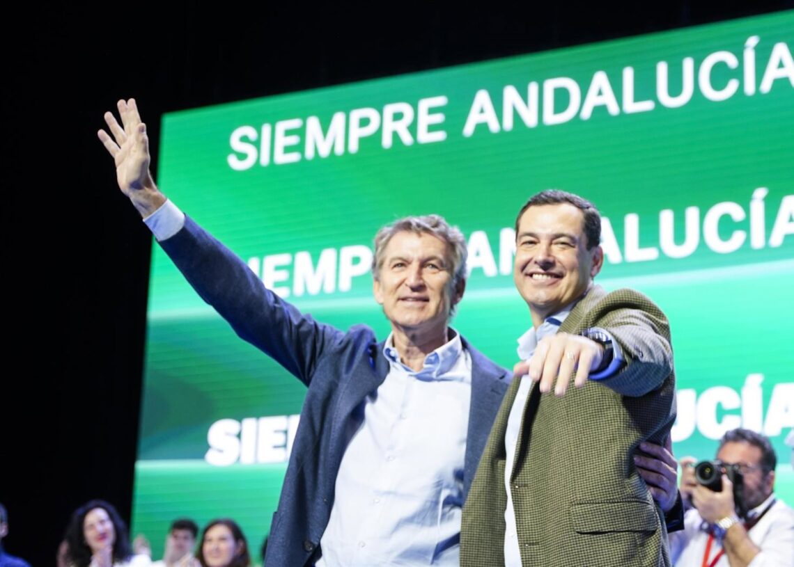 El presidente del PP, Albero Nuñez Feijoo, (i) junto al presidente de la Junta de Andalucía, Juanma Moreno, (d) interviene durante el congreso del PP-A. A 9 de noviembre de 2025. Tercera, y última, jornada del XVII Congreso del PP-A, que incluye la intervJoaquin Corchero - Europa Press